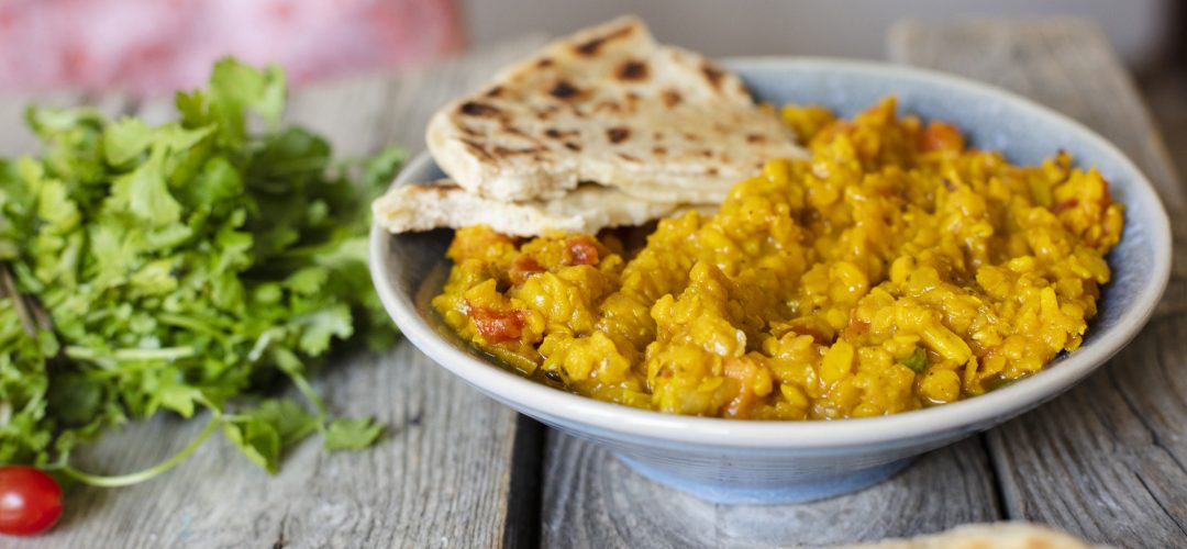 dahl de lentilles corail dans une assiette avec naan